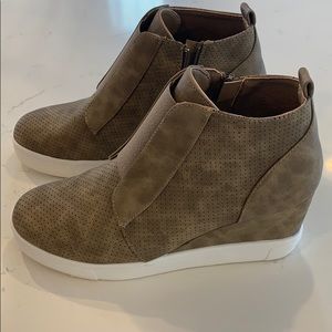 Wedge sneaker taupe size 8